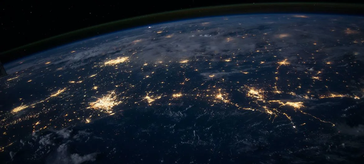 从外太空看地球上城市的夜景。